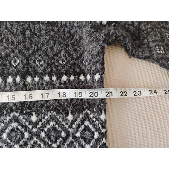 LG Women's Black And White American Eagle Outfitters Sweater. Winter. Soft. - Picture 4 of 10